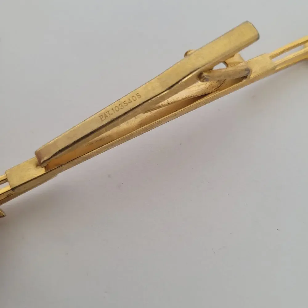 Miss Osaka Gold Plated Tone Tie Bar Expendable‎ Clip Vintage Arrow 70s Retro